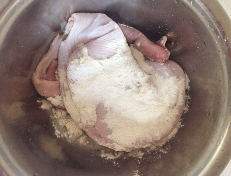 图片[3]-猪肚别只会加面粉洗 大厨表示多加1招 猪肚干净香脆还不腥-起舞食谱网