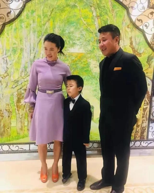 王楠的故事：世乒赛三连冠第一人，曾患癌症，大八岁老公不离不弃