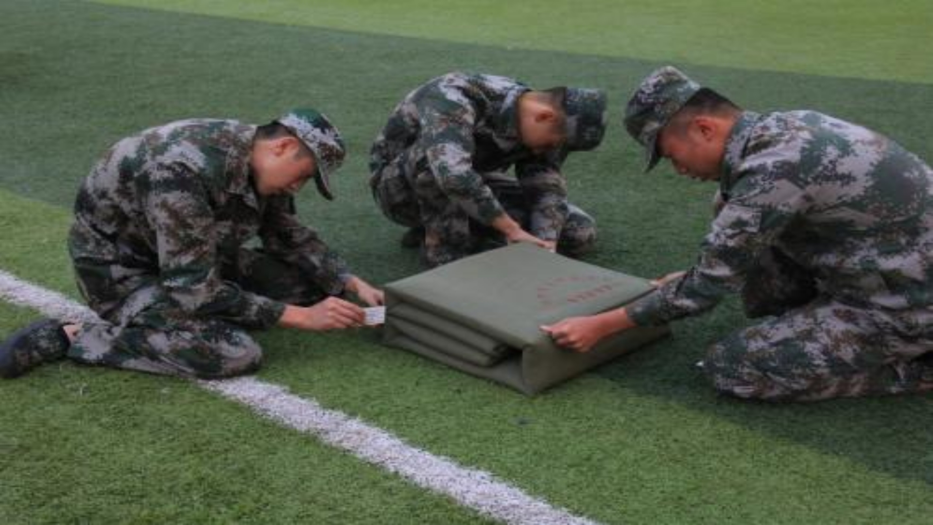 部队里为什么要叠“豆腐块”？美士兵坚持了半