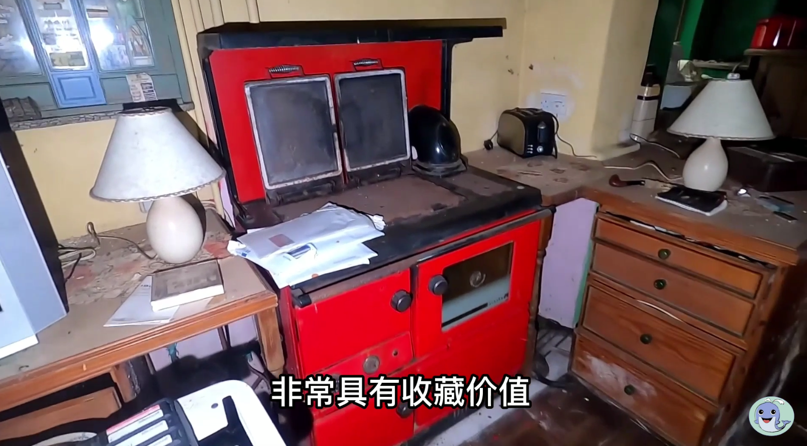 这是一栋被主人遗弃的房屋，价值180万的汽车都不要了