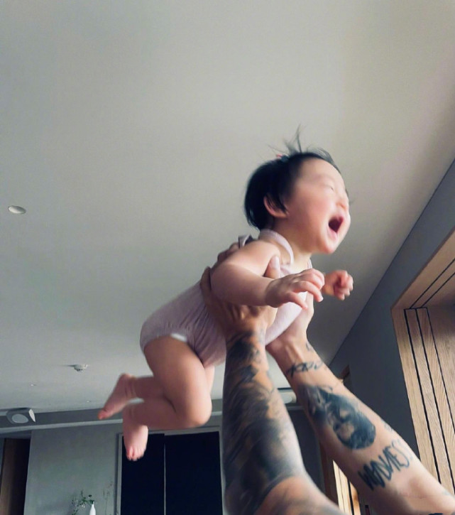 余文乐罕晒与女儿合照，28周早产妹妹长势喜人，全身肉嘟嘟萌翻