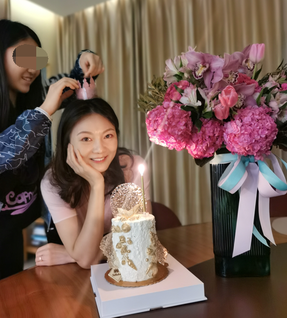 张艺谋小31岁娇妻罕晒照！身材纤细不像3娃妈，不输女星状态佳