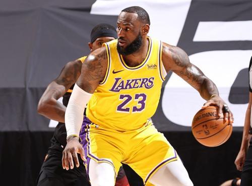 4年2400万！塔克或与2.13米中锋互换东家，詹皇：