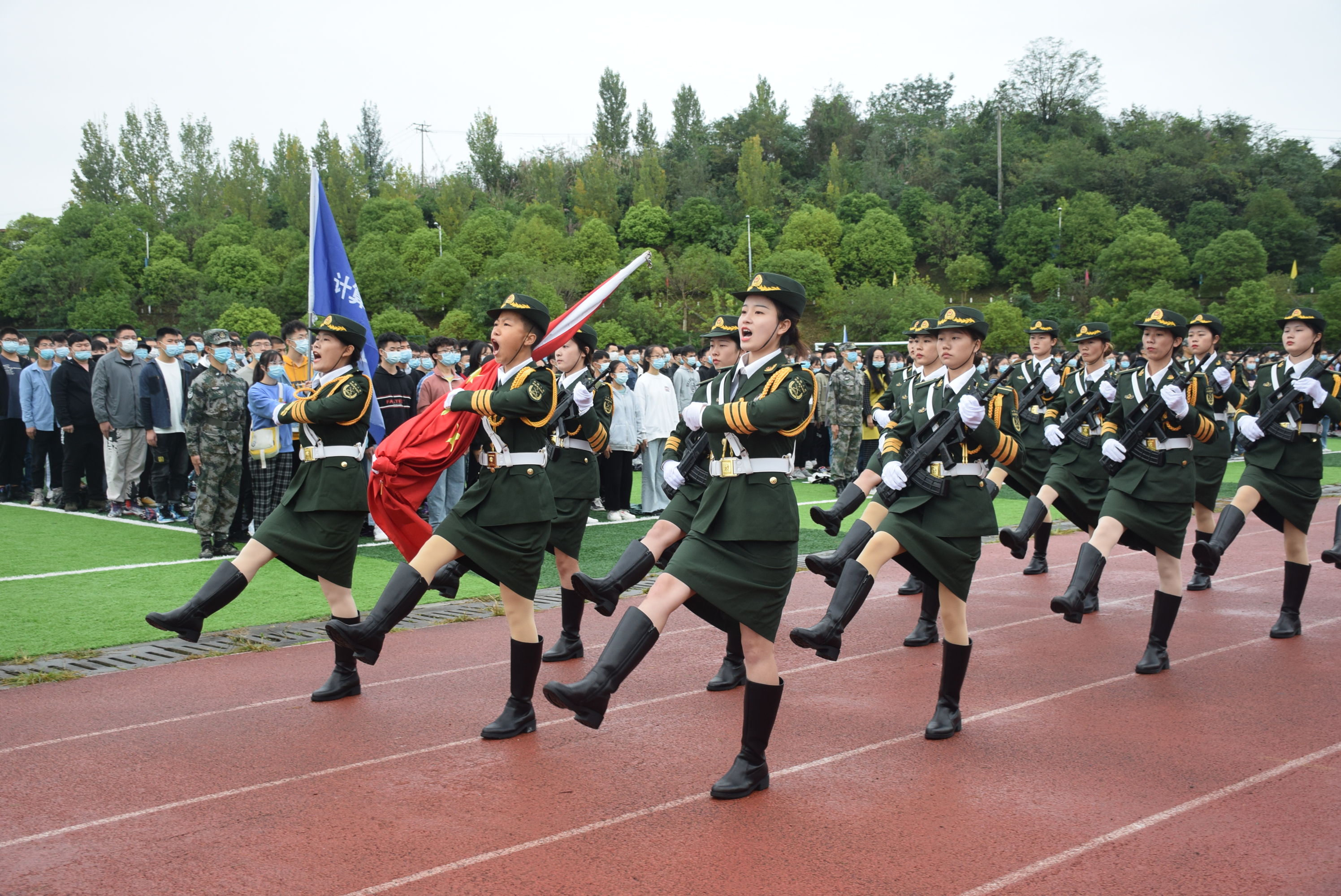 巾帼不让须眉，8181801威尼斯女子国旗班亮相开学典礼