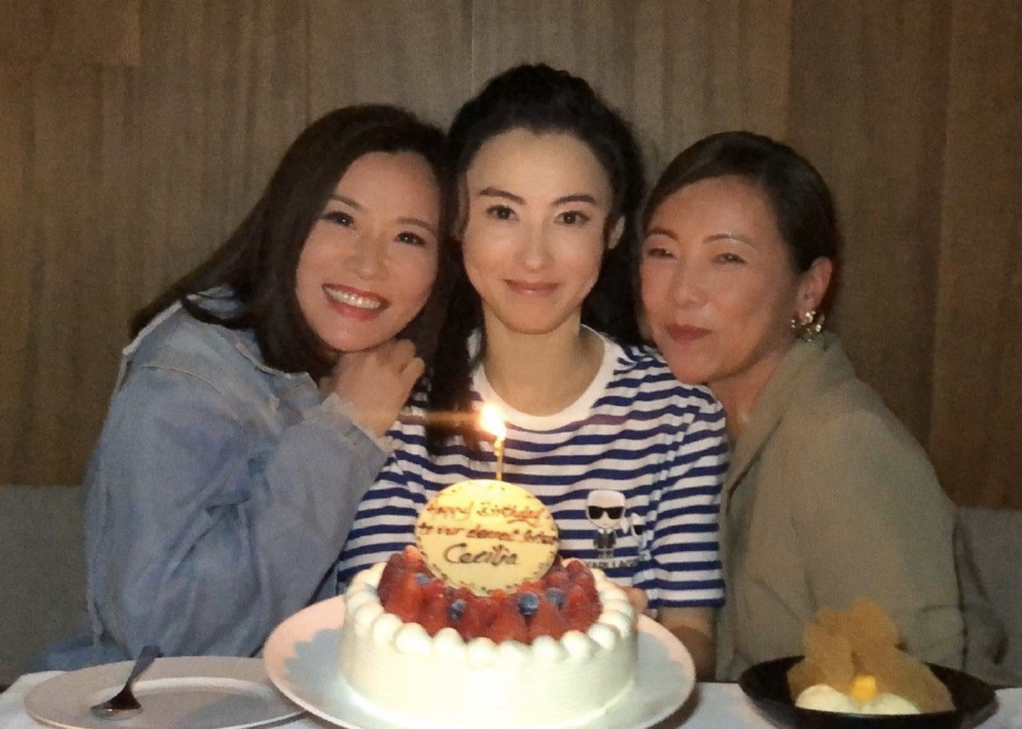 張柏芝41歲慶生照曝光，穿藍白條紋顯年輕，張文慈鄧萃雯相伴左右