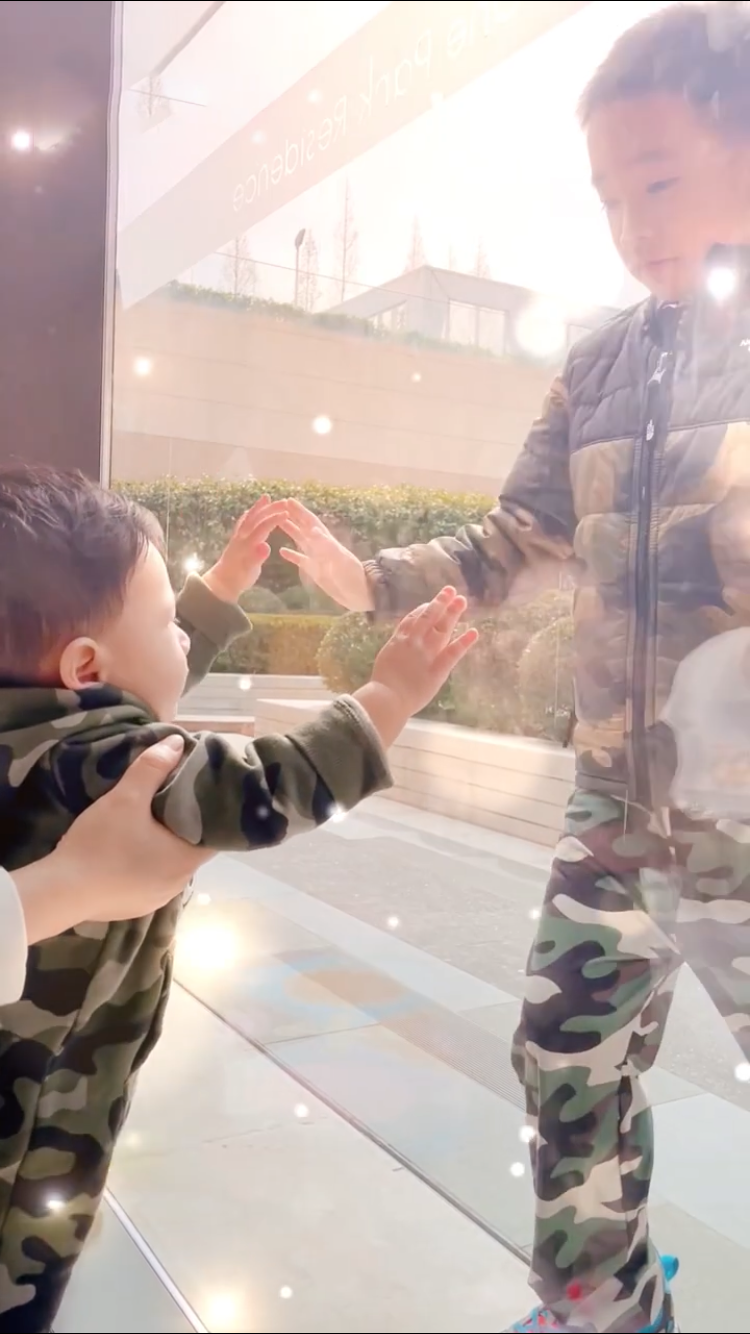 應采兒倆兒子上演“兄弟情深”戲碼，小小春帥氣，hoho可愛