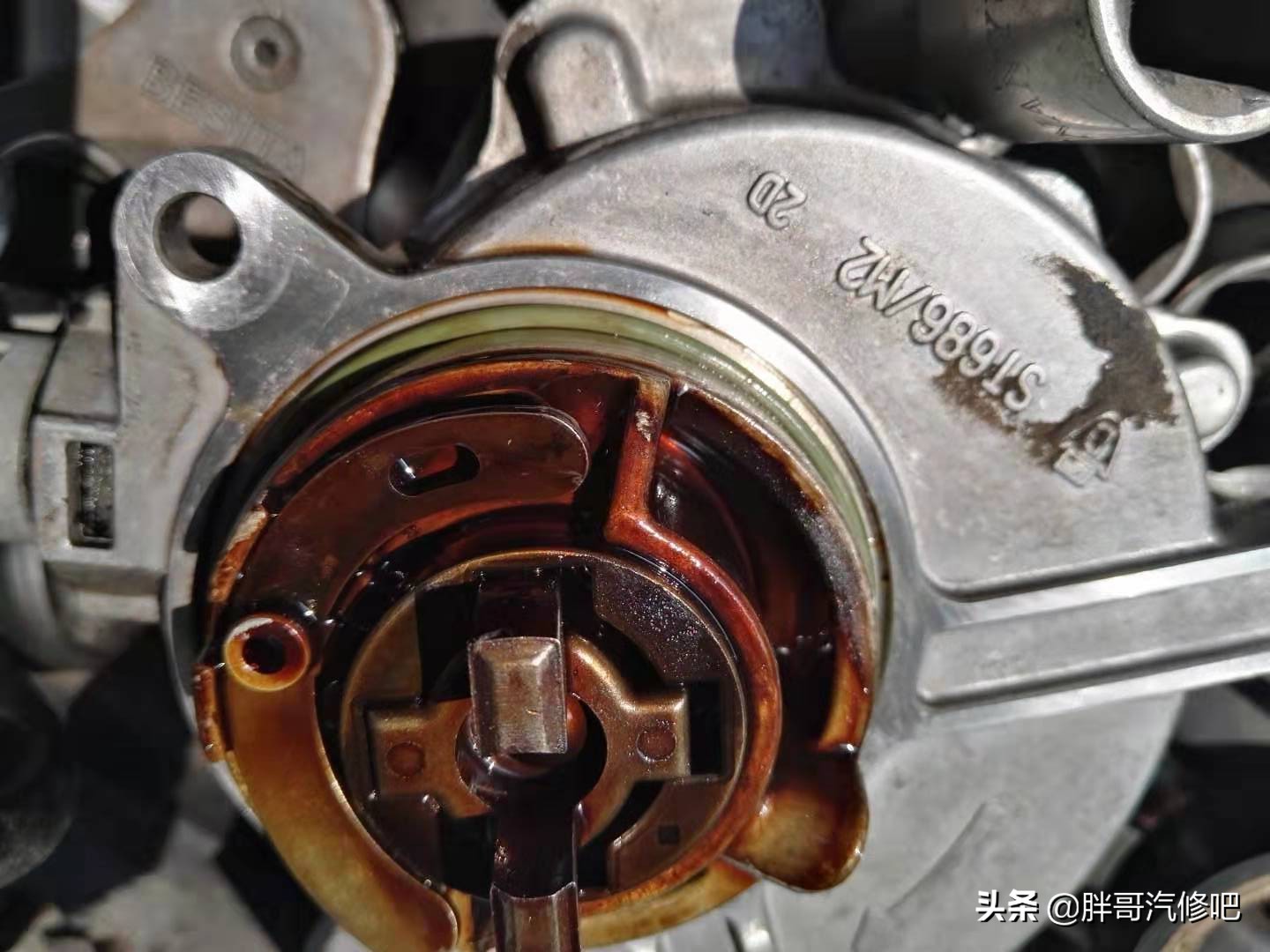图片[9]_奥迪A6L发动机漏机油 刹车真空泵维修 热车启动困难更换电磁阀_5a汽车网