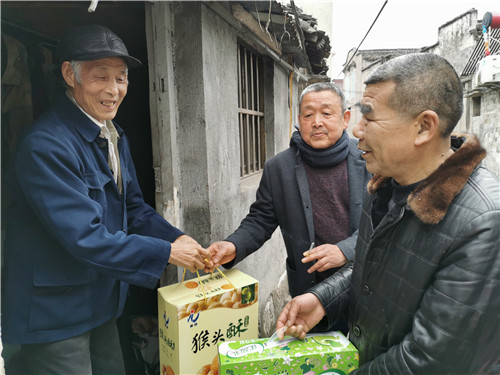 浙江天台妙山村村干部走访慰问孤寡老人