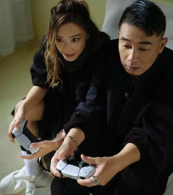 应采儿郑希怡逛街被偶遇，打扮少女豪购奢侈包包，热情与网友合影