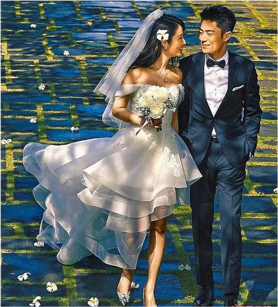 林心如生日宴現場曝光，霍建華秀恩愛，鎖喉式擁抱老婆盡顯佔有欲