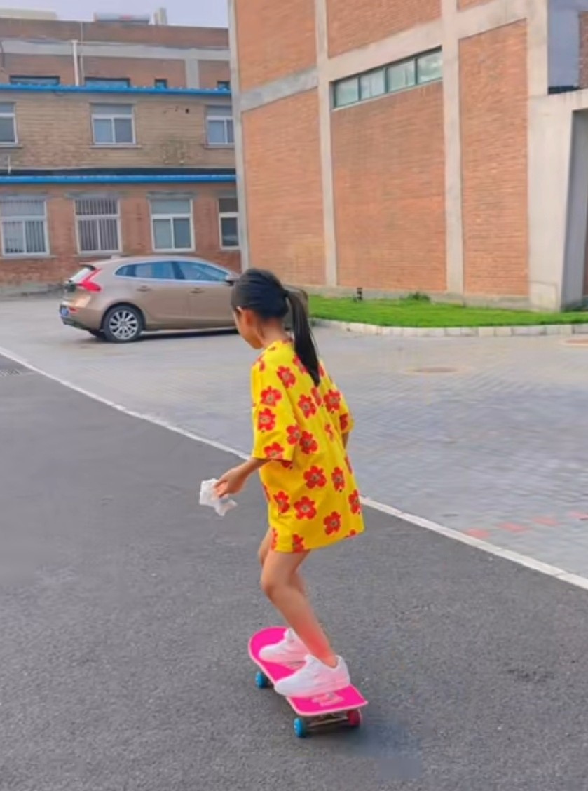 李小璐晒女儿练舞，8岁甜馨苦练马步太崩溃？痛苦表情似贾乃亮