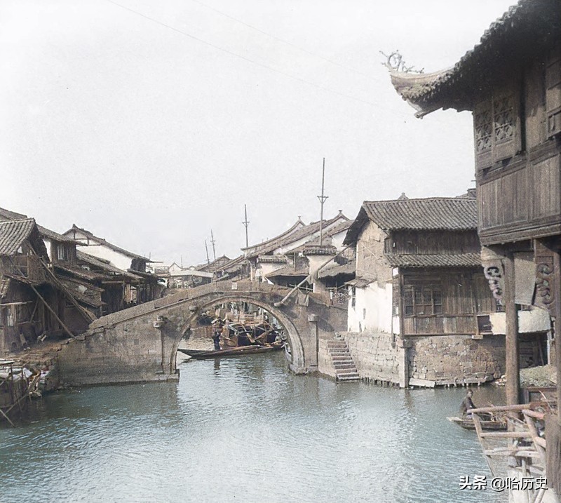 老照片：1930年代杭州塘栖古镇，人在河上住，船在门前游