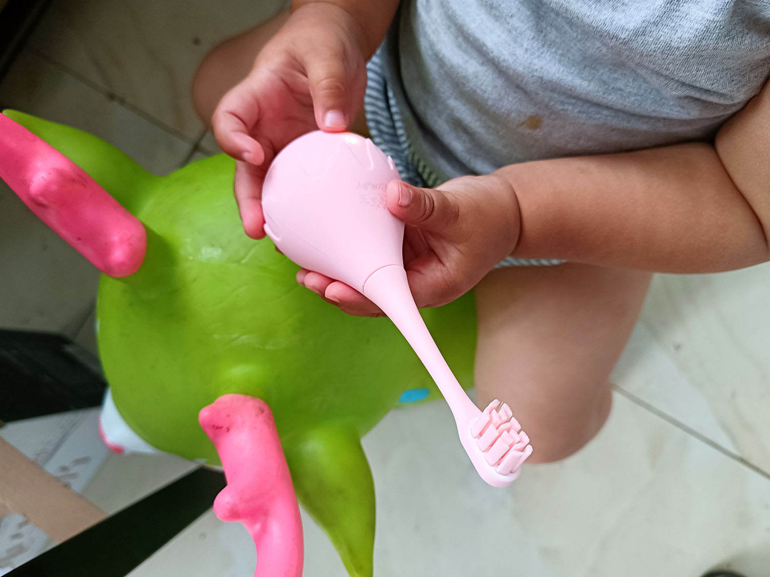 孩子哭鬧不刷牙？可能是你沒(méi)選對(duì)牙刷，combo兒童電動(dòng)牙刷推薦