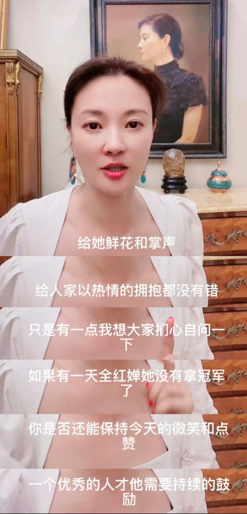 央视美女主持刘芳菲豪宅曝光，身后肖像画显眼，宝石摆件不一般