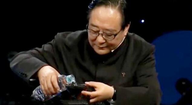 为什么男子带一“破碗”鉴宝，观众嘲笑，专家倒入水后却不笑了？
