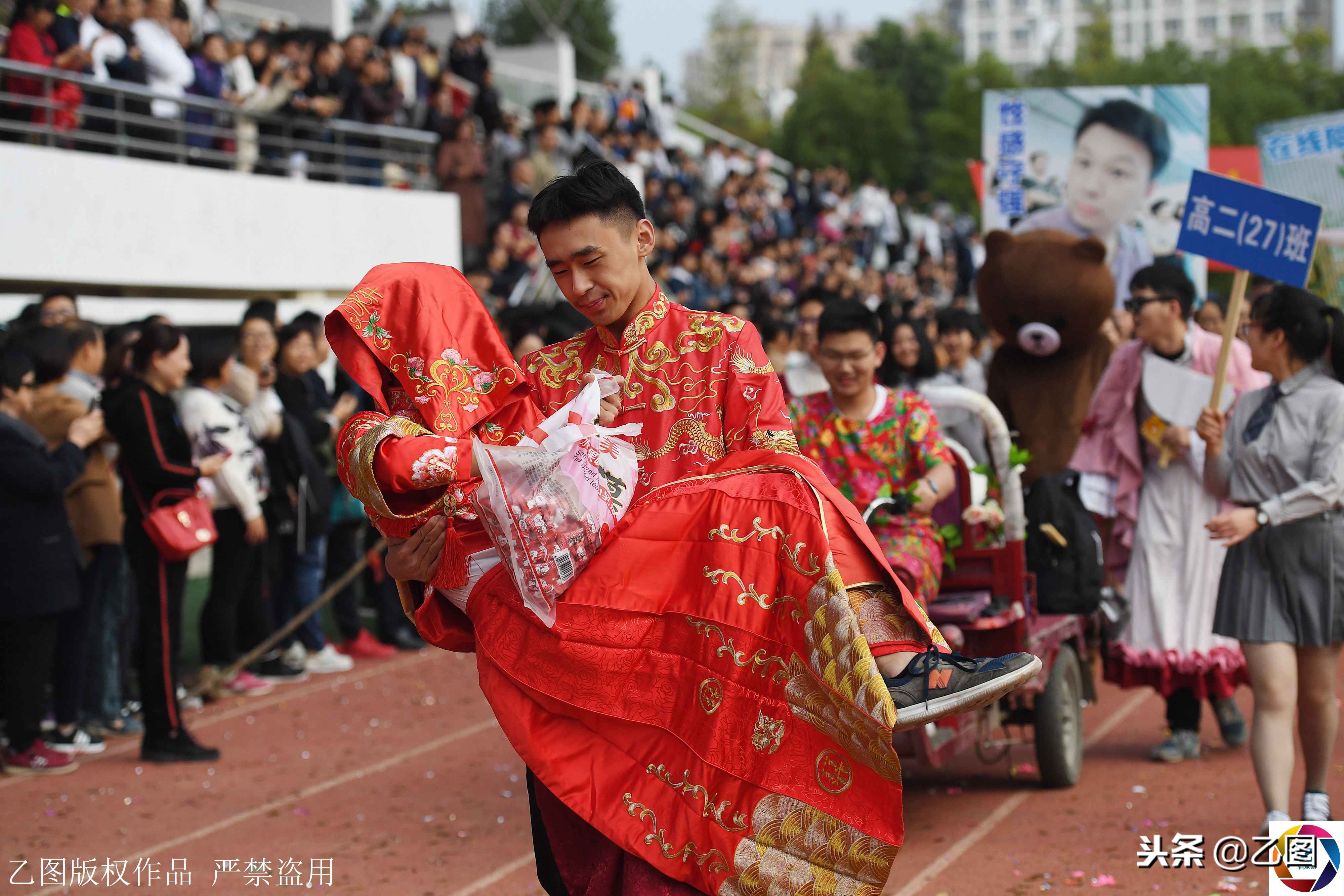 世界杯球迷图片按摩(摄影师眼中的2018：俄罗斯世界杯暗流涌动，瘫痪男孩康10年获冠军)