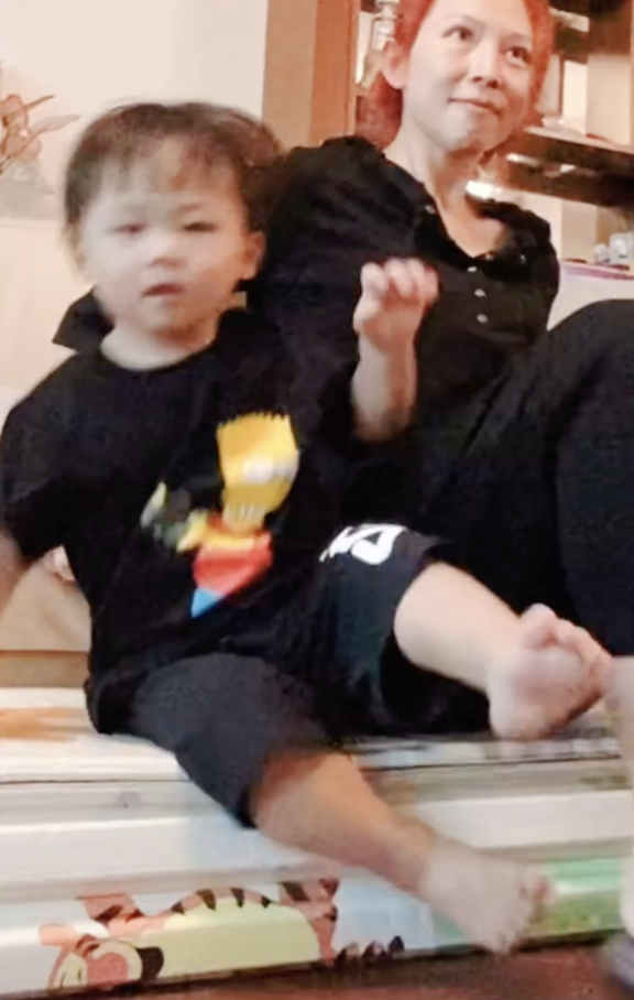 蔡少芬整蛊儿子超开心，故意推挤鱼蛋落地，高冷boy却罕见露笑容