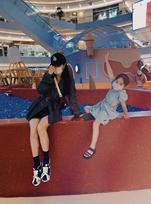 包贝尔一家三口过七夕，饺子与妈妈争宠投喂爸爸，温馨又欢乐