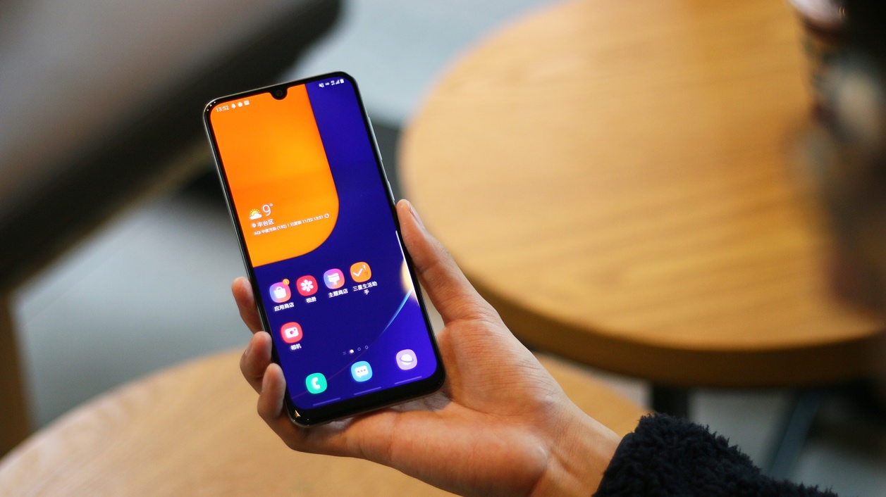 三星Galaxy A50s上手体验：绝美屏幕+精巧机身，舍不得戴保护套