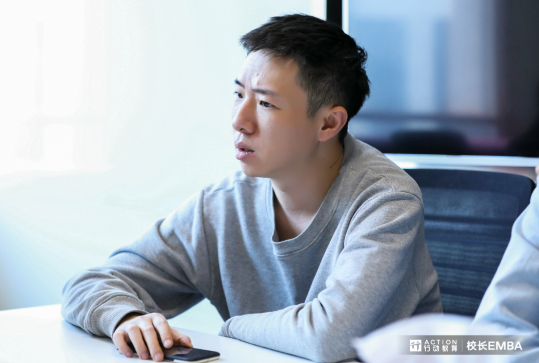 张馨予、陈妍希、杜若溪，这个80后大汉，凭啥包