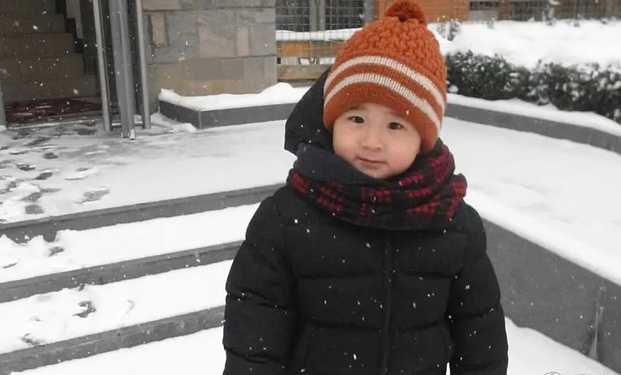 13岁天天与张亮同框，身高接近1米8，穿西服颜值