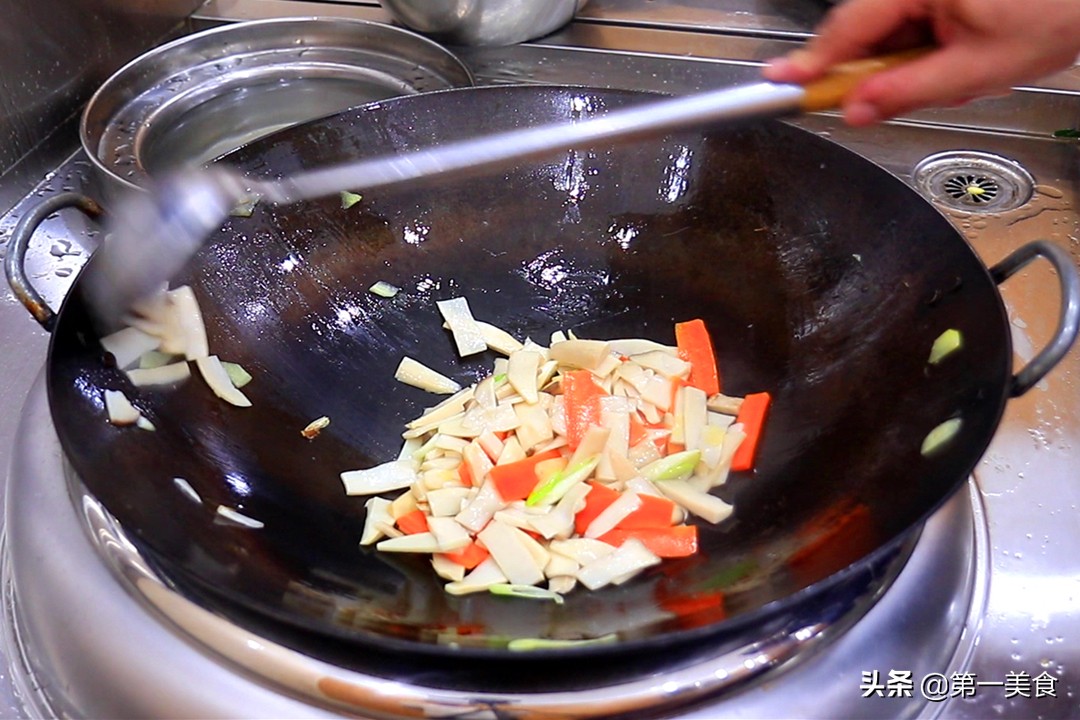 Naturally paired with leeks!  A simple stir-fry, delicious, tender and more fragrant than meat, children rush to eat at the table