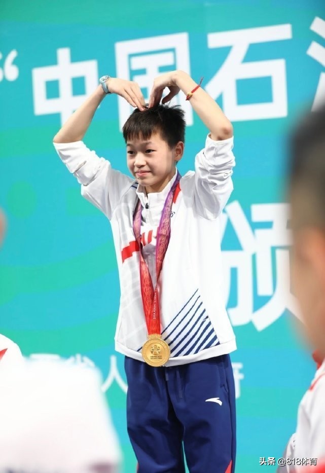 可爱!全红婵开幕式候场小姐姐喊:我妈妈可喜欢你了!红姐点头鞠躬