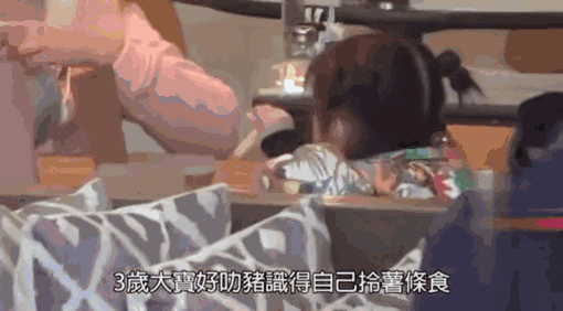 郭富城一家四口罕見同框，夫妻挽手很甜蜜，倆女兒正面超可愛