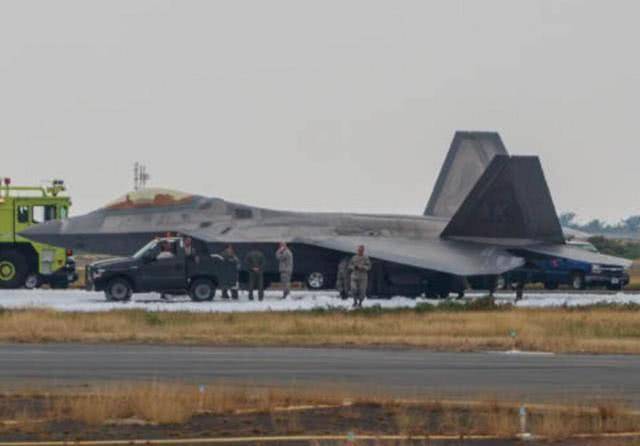 抗疫表演中F22突然坠毁，美军改口不承认感染，