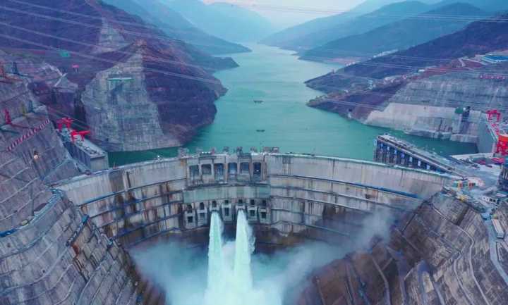 白鶴灘水電站建造工藝有多精？泄洪洞光滑如鏡，照鏡子人影不變形