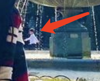 周杰伦全家打卡巴黎名胜，父女俩复刻名画超会玩，小周周亭亭玉立