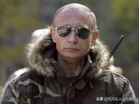 零下20℃，68岁普京光身跃入冰窟，向世界传达了