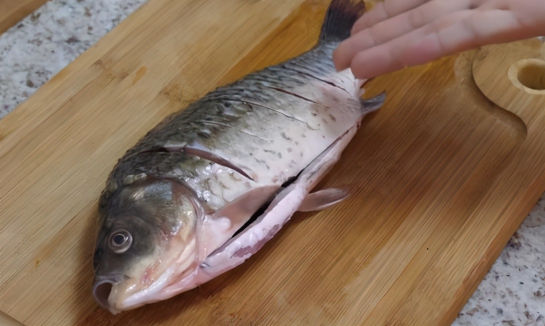 Fried fish always breaks the skin?  Learn 3 methods of frying fish, applicable to any fish, the skin is complete, the skin is fragrant and the meat is tender