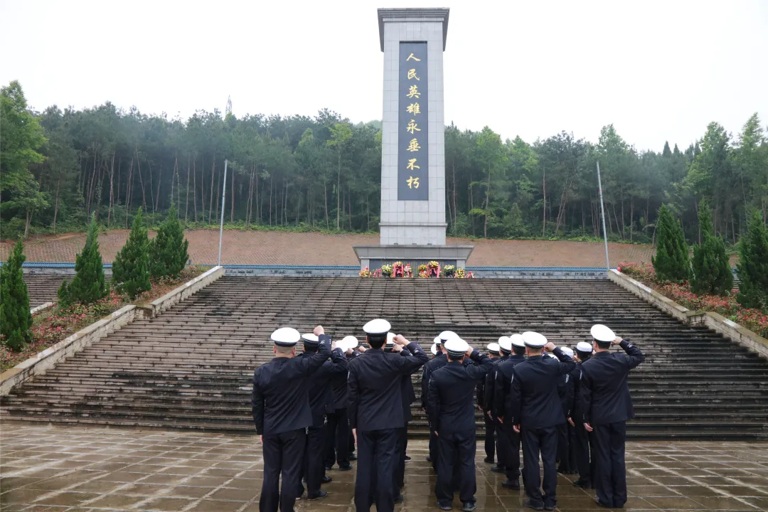 隆回交警：走进烈士陵园 缅怀革命先烈