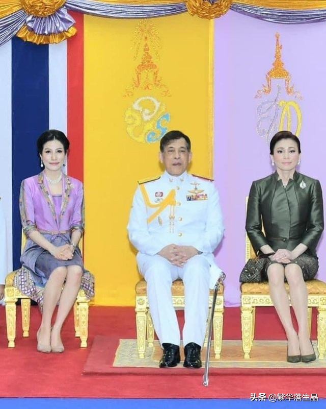 苏提达真卑微！弯腰驼背讨好泰王，却被诗妮娜抢了风头