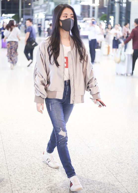 张碧晨一身飞行夹克更英气，当妈之后仍然自立