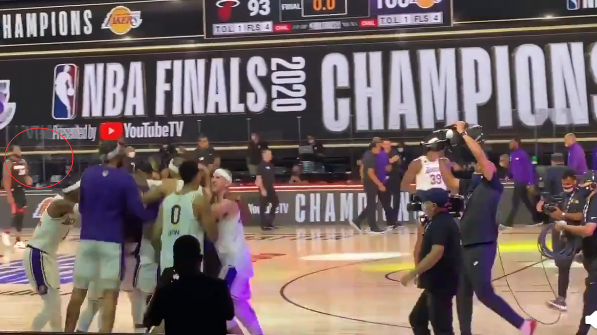 【影片】一哥過來祝賀對手，格林發現後立馬放棄與隊友慶祝，第一時間先過去擁抱！-黑特籃球-NBA新聞影音圖片分享社區