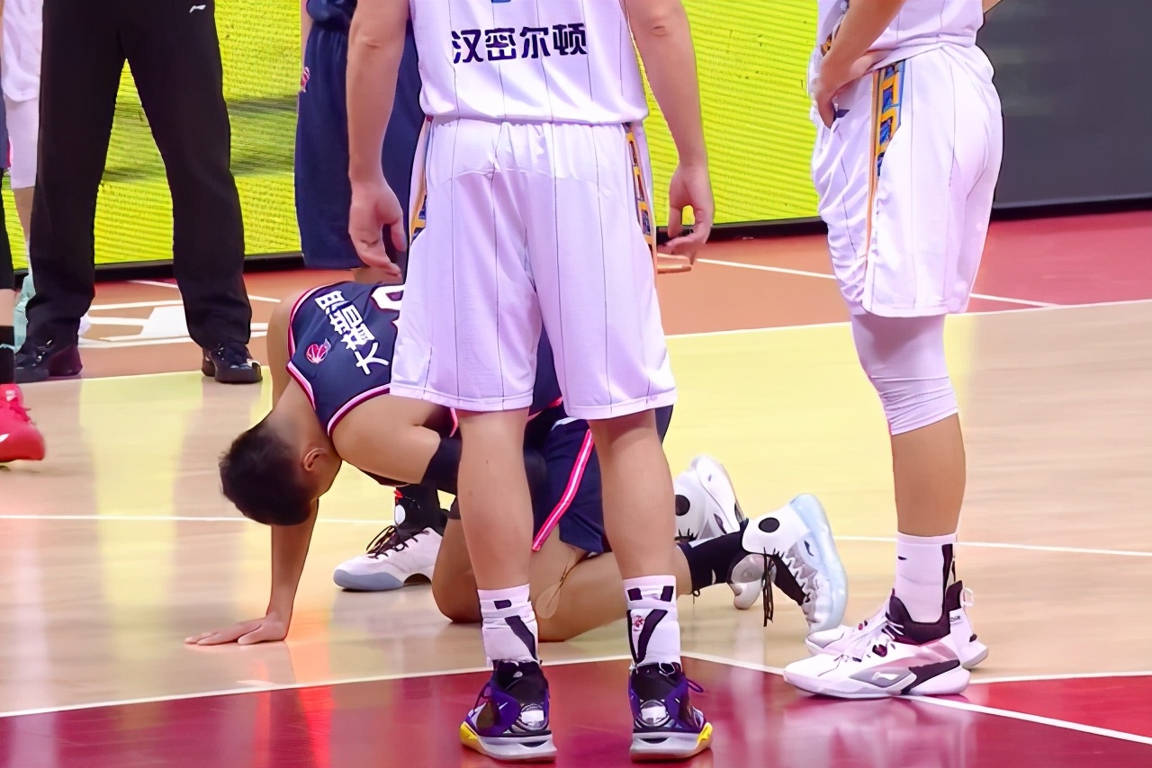 Does type of may you die without sons foul? Liu Xiaoyu is kicked repeatedly take a top, guangdong Du Feng loves to will cover private parts anguish exeunts