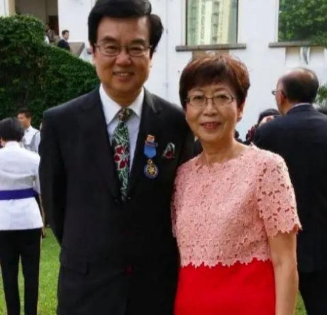 74黄百鸣老当益壮，冒雨携三位辣妹海上聚会，六块腹肌好抢镜