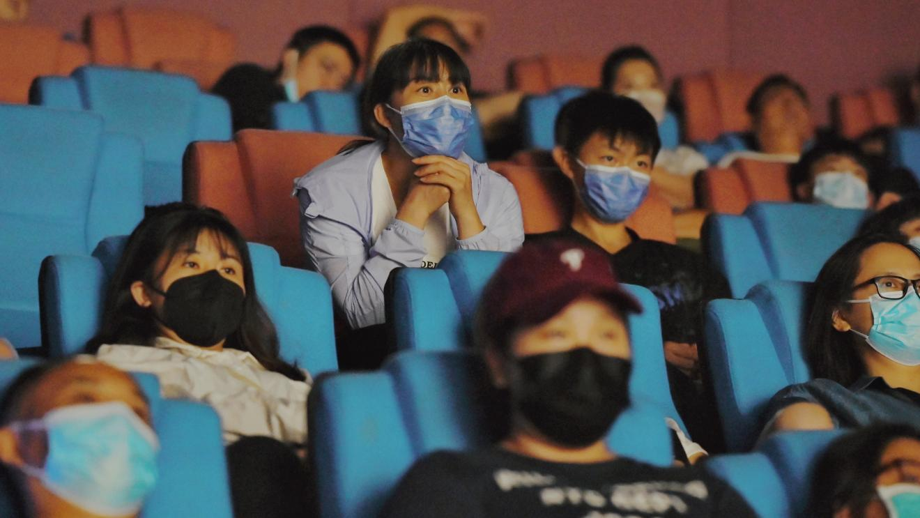 《独家头条》重庆超前点映 题材吸睛主题获赞