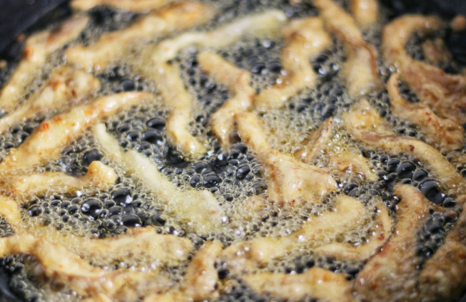 炸蘑菇，用澱粉還是用麵粉？牢記“用粉比例”，蘑菇酥脆不易回軟