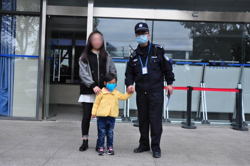 3岁孩子找妈妈迷了路居然知道找警察