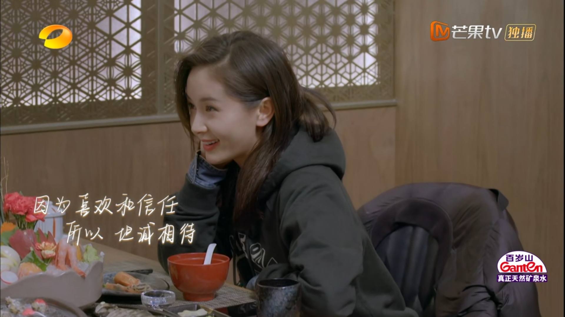 一直被偷拍，却从未回应：王子文突然承认有儿子，勇气从何而来？