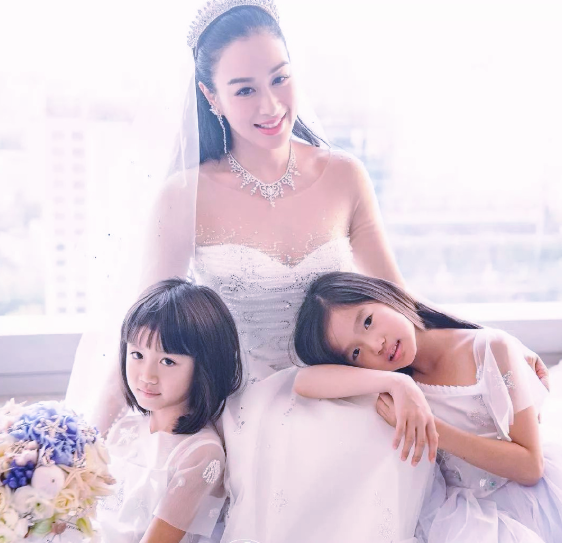 鐘麗緹一家四口出行，貼身緊挽小12歲嫩夫，兩女兒筆直長腿吸睛