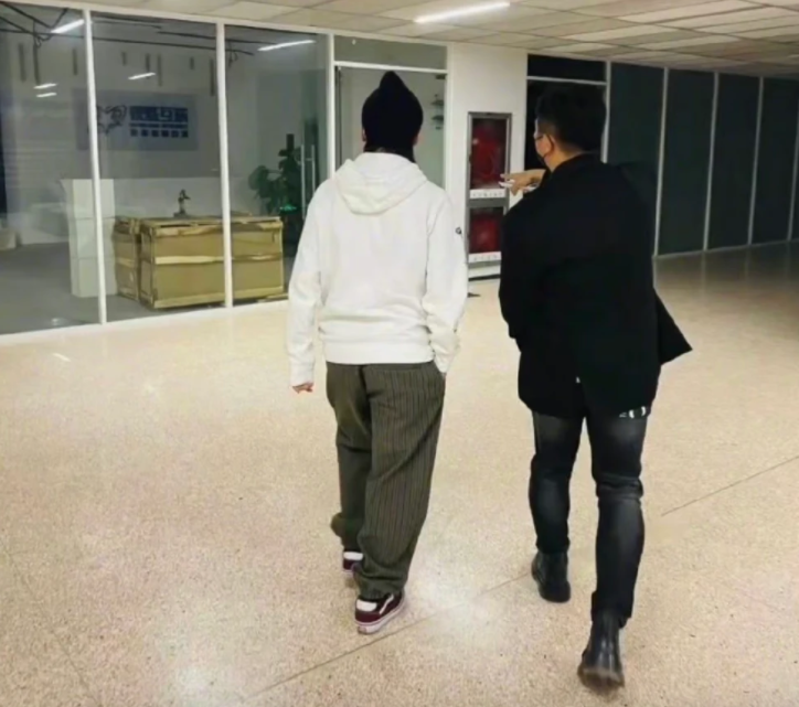 “羽泉”罕见合体，胡海泉忙前忙后，是在为陈羽凡复出铺路吗？