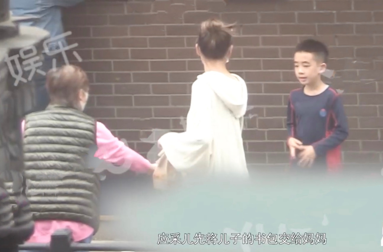 應采兒定居上海送兒子上國際學校，接Jasper放學時表演跳舞很賣力