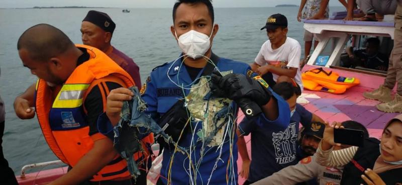 印尼一架波音737-500客机失联，已有渔民找到航班残骸