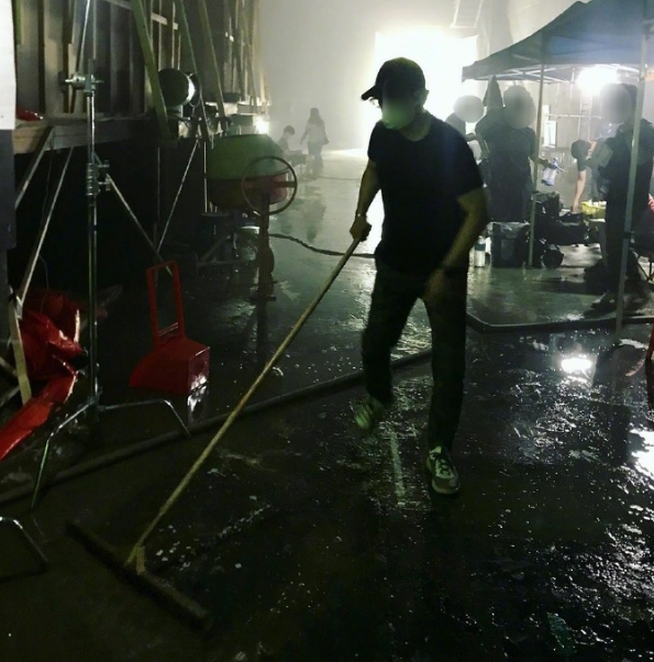 吴世勋出演《海盗2》，因暴雨致拍摄多次停滞，积水严重也要工作