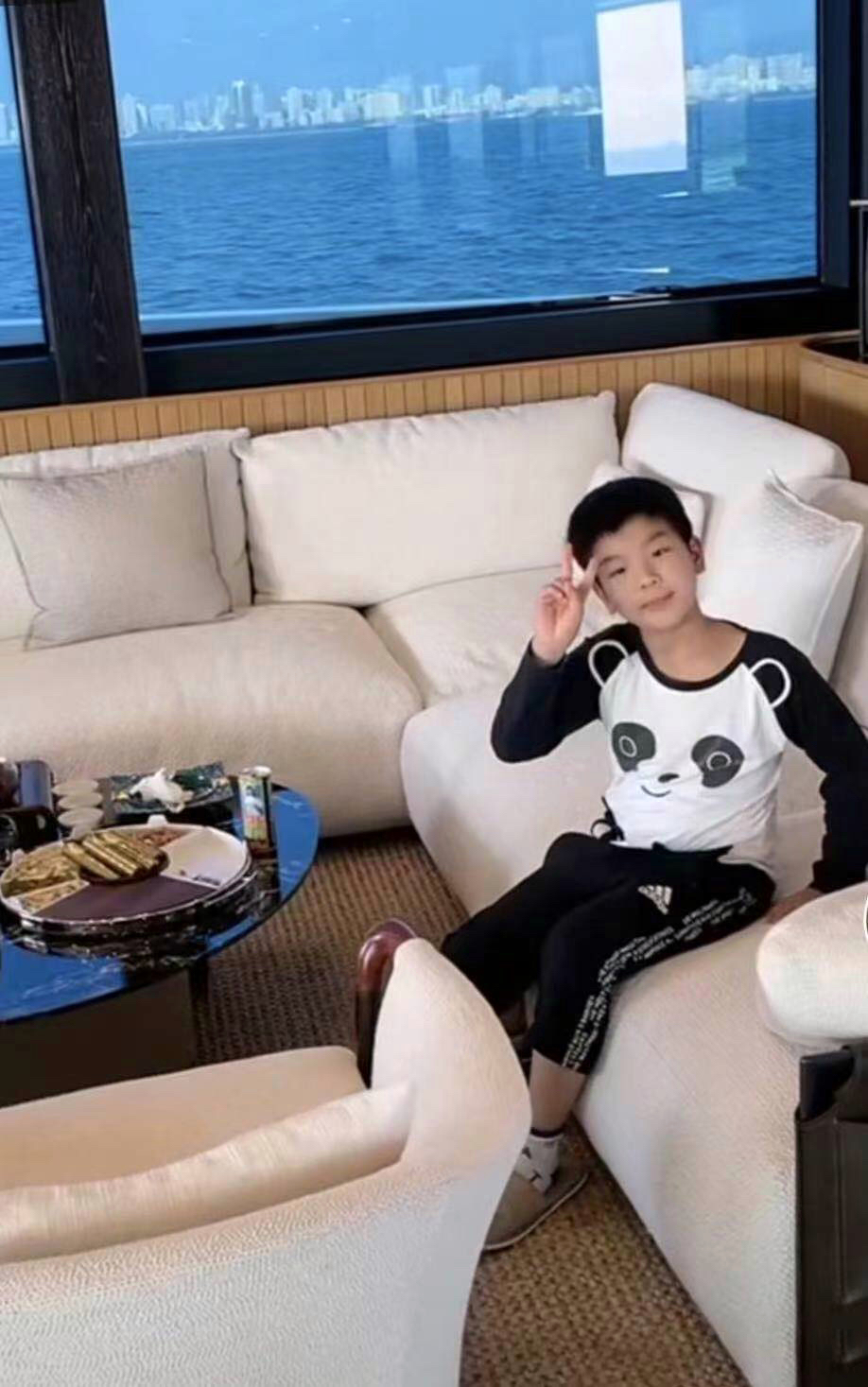 黃聖依帶小兒子現身貴氣有範，4歲安麟自推行李乖巧懂事