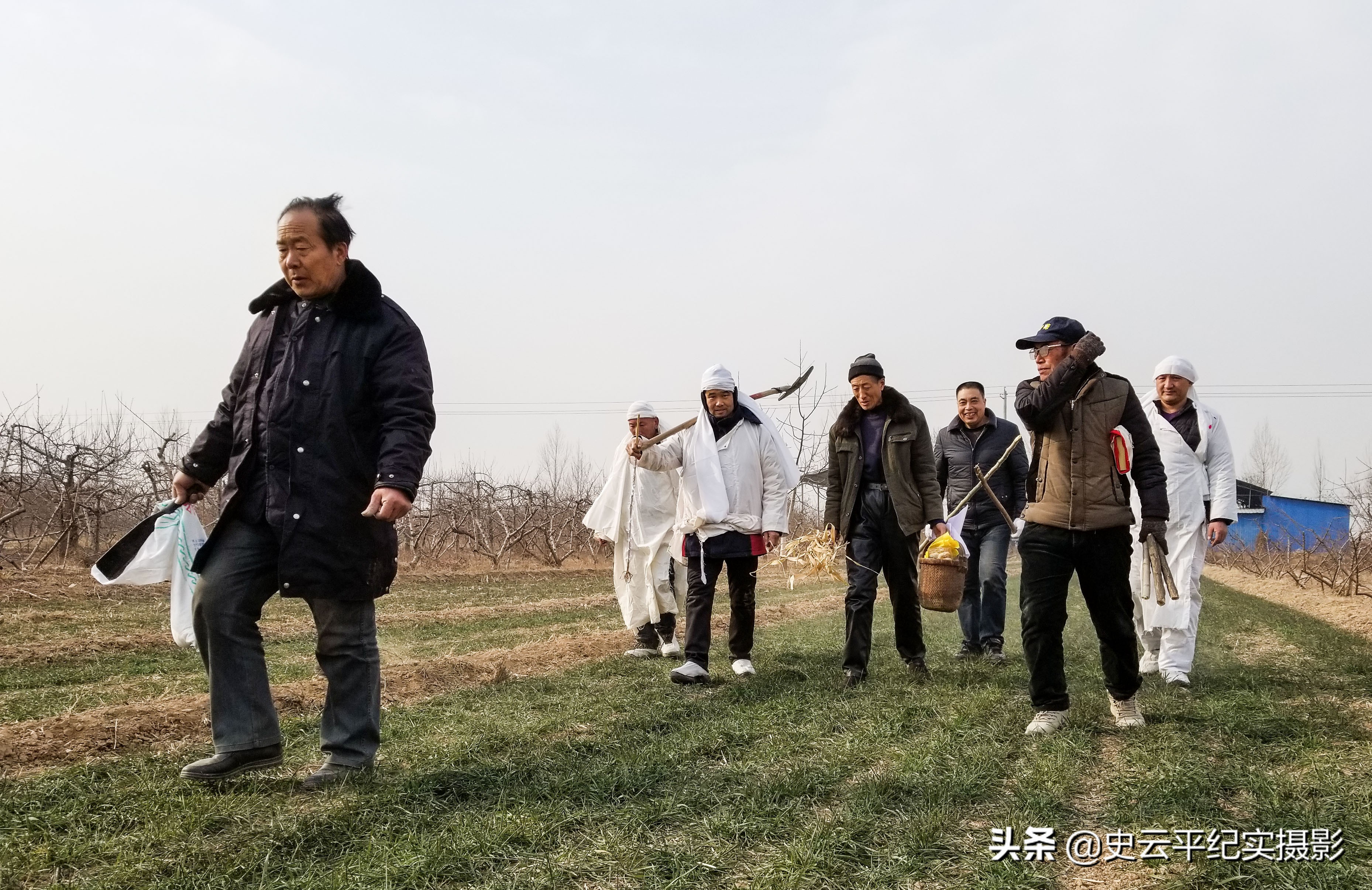 农村老人去世先生用高科技在地里规划坟院，这种风俗看你见过吗